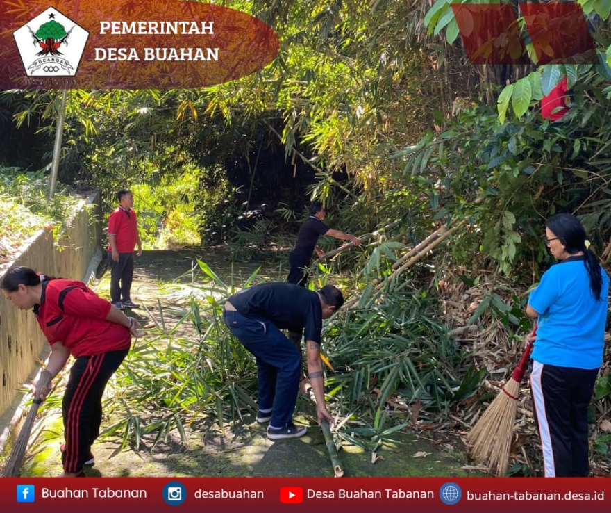 GOTONG ROYONG MEMBERSIHKAN SAMPAH DAN RANTING BAMBU